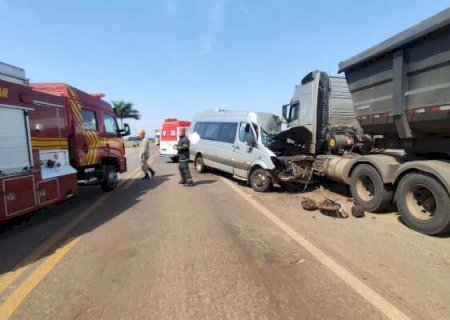 Van com pacientes bate em carreta parada em rodovia e 9 ficam feridos