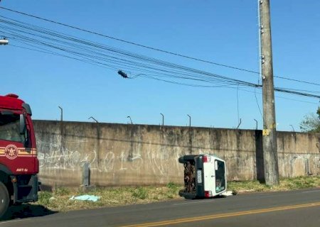 Condutor sem CNH capota ve&iacute;culo na Avenida Tamandar&eacute;