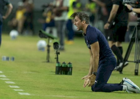 Seca em clássicos pressiona Zubeldía no Fluminense, que tenta manter 100% contra o Botafogo