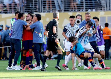 Fifa pune Argentina com público restrito por casos de racismo e suspende Paredes por 10 jogos