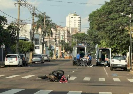 Idoso fica ferido em acidente com ambul&acirc;ncia no Centro