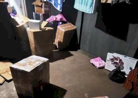 Pol&iacute;cia rastreia carro roubado de muambeiros e acha dep&oacute;sito de contrabando
