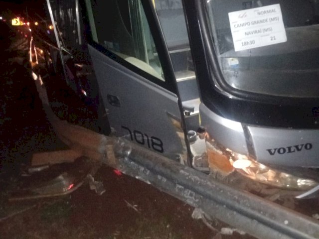 &Ocirc;nibus com destino a Navira&iacute; perde controle e sai da pista na BR-163