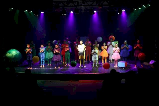 Com 51 crian&ccedil;as no palco, cl&aacute;ssico de Ziraldo fala sobre ser diferente