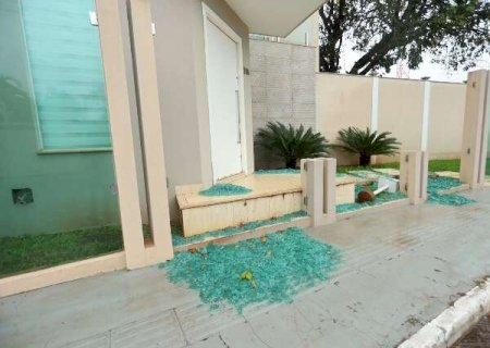 Casa da prefeita amanhece com vidros estilha&ccedil;ados no Carand&aacute; Bosque
