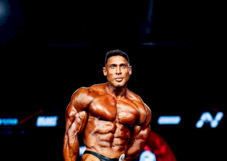 Mr. Olympia 2026: Ramon Dino tropeça, deixa bi escapar e termina em 3º lugar