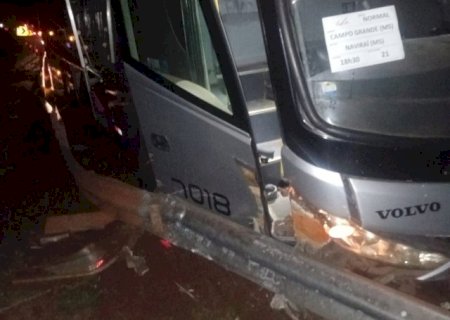 &Ocirc;nibus com destino a Navira&iacute; perde controle e sai da pista na BR-163