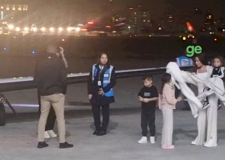 Everton Cebolinha é recebido por Alexandre Mattos no aeroporto e veste a camisa do Santos