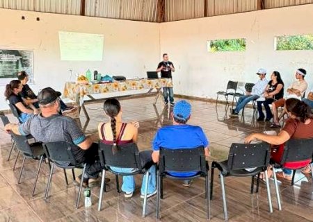 Fam&iacute;lias de assentamento recebem orienta&ccedil;&atilde;o para planejar futuro da propriedade