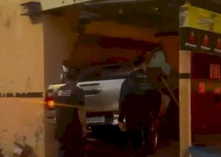 Caminhonete furtada invade mercado e deixa preju&iacute;zo de R$ 80 mil
