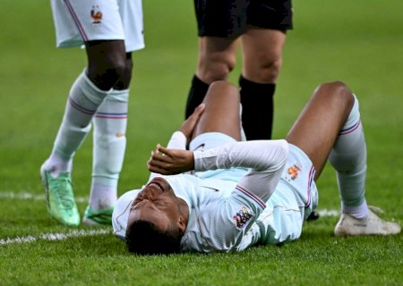 Mbappé sente dores logo após fazer gol, é substituído e gera preocupação; veja