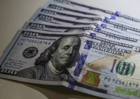 D&oacute;lar cai a R$ 5,10 em dia de petr&oacute;leo em alta e tens&atilde;o no exterior