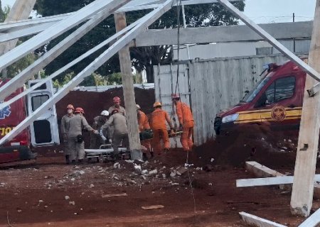 Um dia ap&oacute;s caf&eacute; e conversa sobre morte, amigo v&ecirc; trabalhador sob escombros