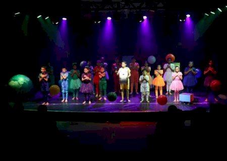 Com 51 crian&ccedil;as no palco, cl&aacute;ssico de Ziraldo fala sobre ser diferente
