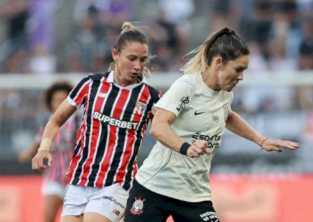 S&atilde;o Paulo vira sobre Corinthians e sai na frente na final do Brasileir&atilde;o