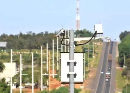 Suspensos testes para flagrar motorista que freia em cima de radar