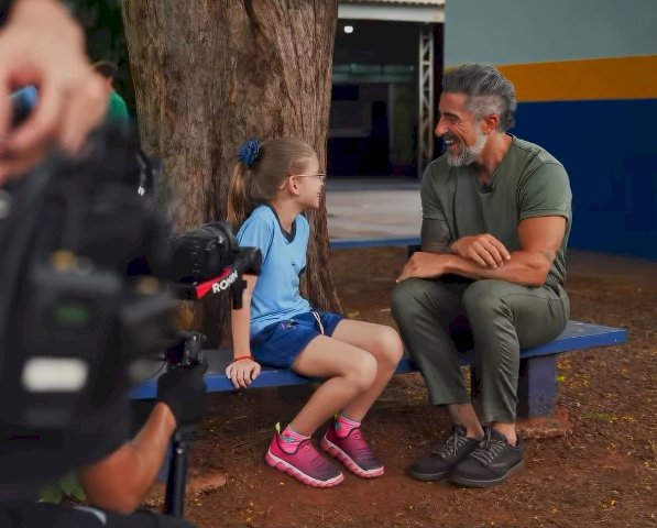 Mion faz visita surpresa a f&atilde; durante grava&ccedil;&atilde;o secreta em MS