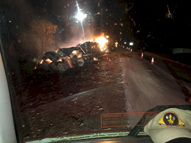 Carreta carregada com algod&atilde;o tomba e pega fogo na BR-163