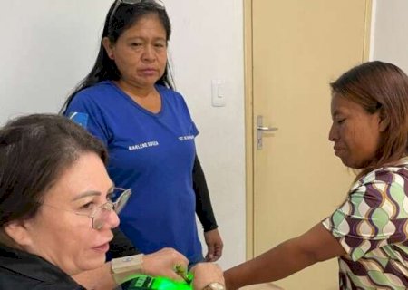 Com guarani e at&eacute; desenho de gatinha, Marlene acolhe quem chega &agrave; per&iacute;cia