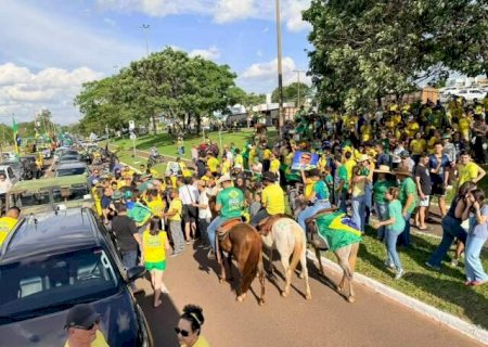 Apoiadores de Fl&aacute;vio Bolsonaro fazem cavalgada nos altos da Afonso Pena
