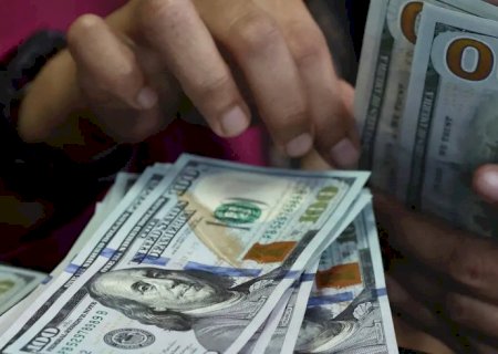 Dólar fecha abaixo de R$ 5 pela primeira vez desde maio