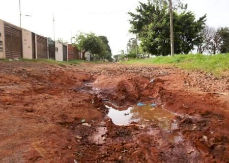 Cratera que vitimou de carro a caminh&atilde;o de lixo segue engolindo rua no Oliveira
