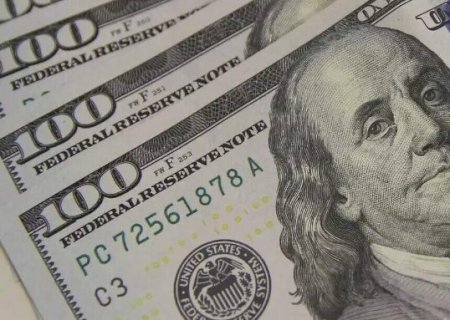 D&oacute;lar sobe para R$ 5,02 com petr&oacute;leo em alta no exterior