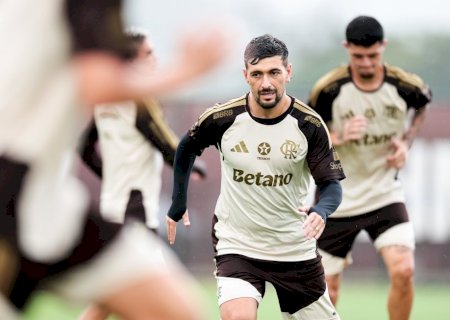 Arrascaeta volta a treinar com bola, mas retorno ao Flamengo ainda exige cautela; entenda