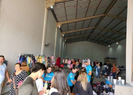 Fam&iacute;lias buscam recursos em bazar para levar ginastas a torneio nacional