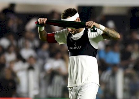 Poupado contra o Atlético-MG, Neymar vê jogo do Santos em telão de iate de luxo; vídeo