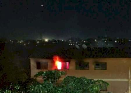 Suspeita de curto-circuito termina com apartamento em chamas no Tijuca
