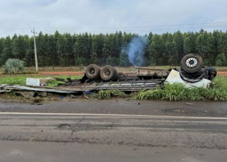 Homem morre preso &agrave;s ferragens ap&oacute;s tombar caminh&atilde;o em Nova Alvorada do Sul