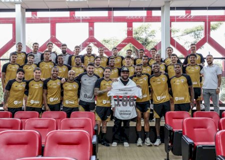 São Paulo oficializa rescisão com volante Luan, que recebe homenagem no CT