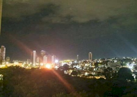 Previs&atilde;o se confirma e chuva chega a bairros de Campo Grande
